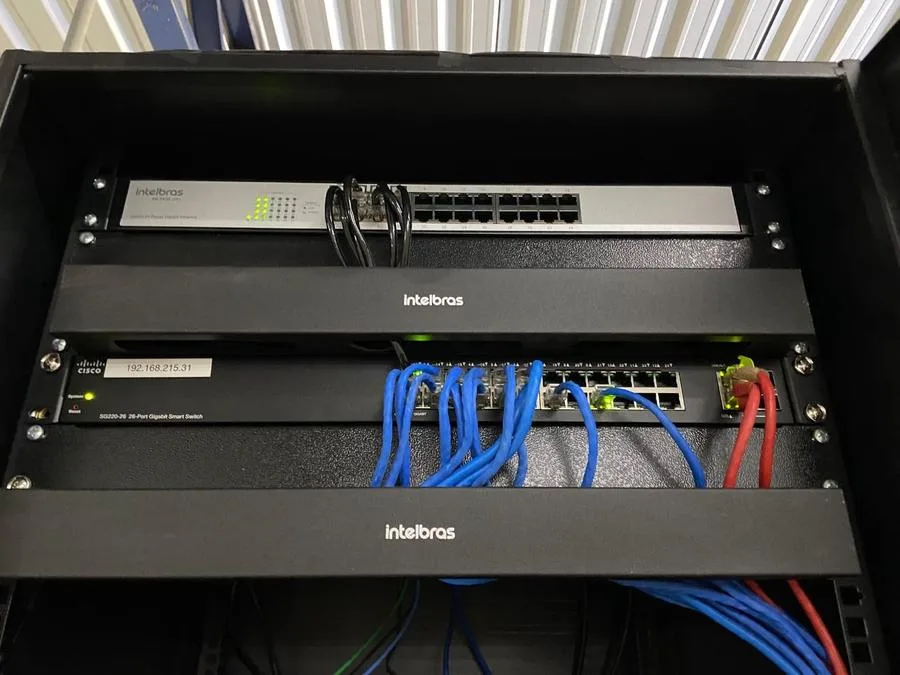 Switches gerenciáveis Intelbras e Cisco instalados em rack, projeto real da NC Segurança Eletrônica