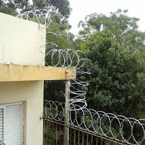 Concertina instalada em muro residencial