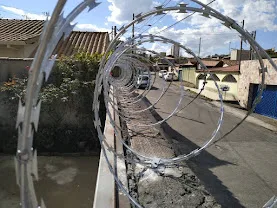 Concertina instalada sobre muro