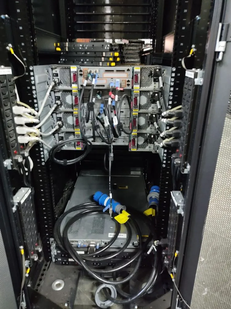 Servidores blade instalados em rack, com cabeamento de energia e rede