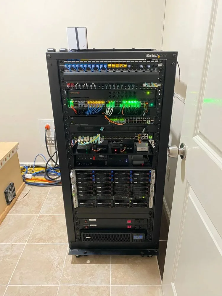 Rack completo com servidores, switches, storage e nobreak
