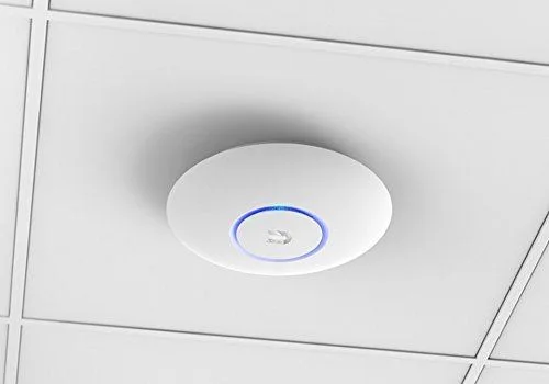 Ponto de acesso Wi-Fi UniFi instalado em teto